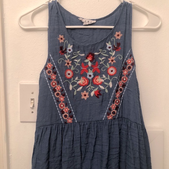3/$20 • EMBROIDERED BOUTIQUE TOP - Picture 1 of 4